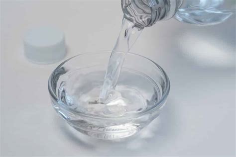How long to leave white vinegar on glass?
