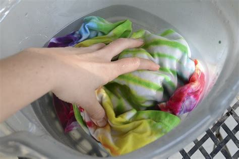 How long to soak dyed clothes in vinegar?
