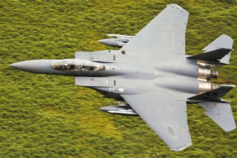 How loud is a F-15 jet?