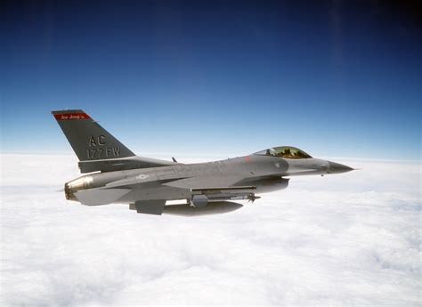 How loud is a F-16?