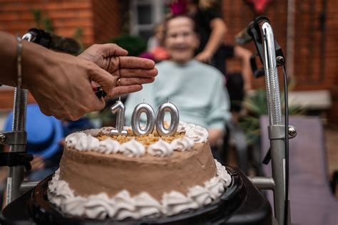 How many 100 year olds are in Canada?