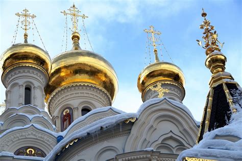 How many Russians belong to the Russian Orthodox Church?
