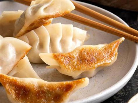 How many calories are in 8 piece gyoza?