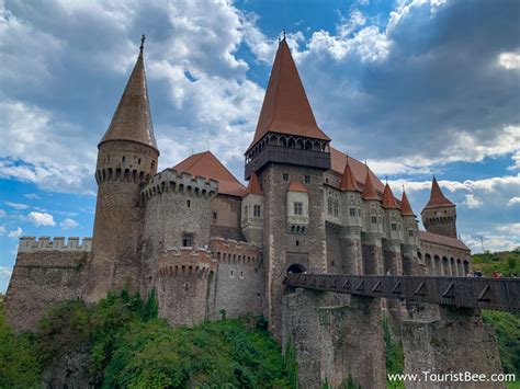 How many castles are there in Romania?