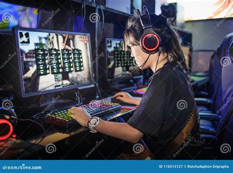 How many girls play PC games?