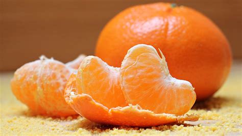 How many grams is 1 peeled orange?