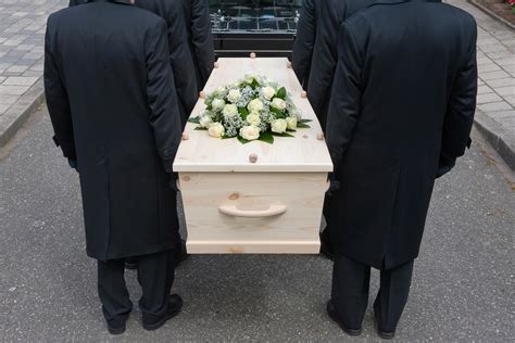 How many men can carry a coffin?