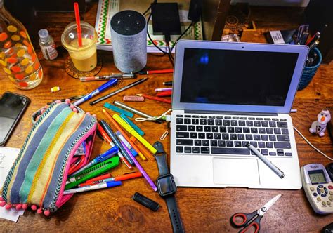 How many people have a messy desk?