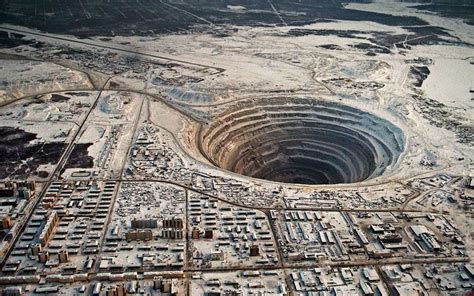How many people live in the Mirny mine?