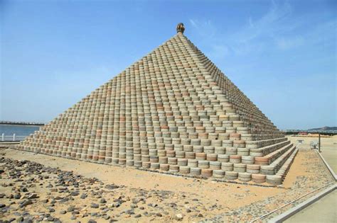 How many pyramids are in China?