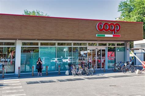 How many stores does Coop Italy have?