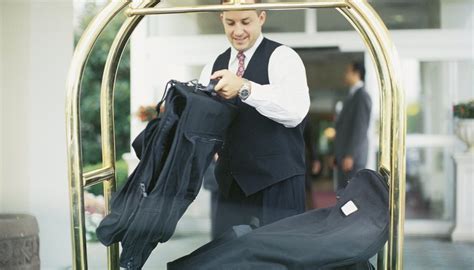 How much do you tip a hotel bellman?