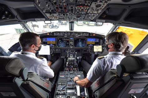 How much does a Boeing 737 Pilot make?