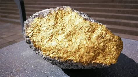 How much gold is in iron ore?