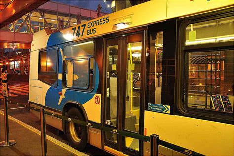 How much is the 747 bus in Montreal?