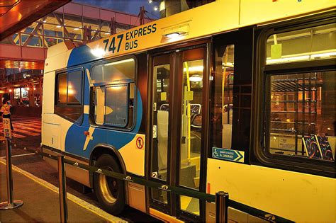How much is the 747 express bus in Montreal?