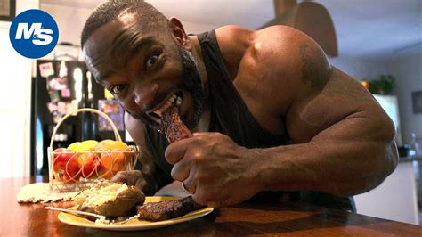 How much meat do bodybuilders eat?
