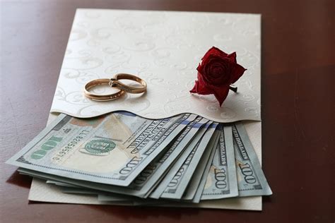How much money do people give at weddings?