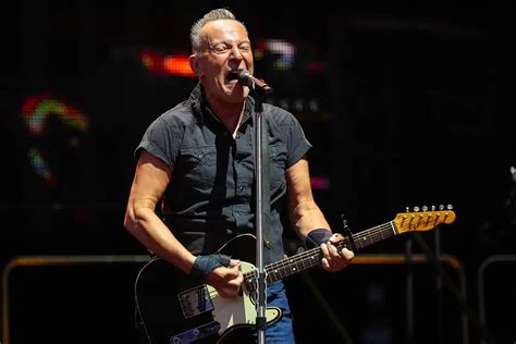 How much money does Bruce Springsteen make on tour?