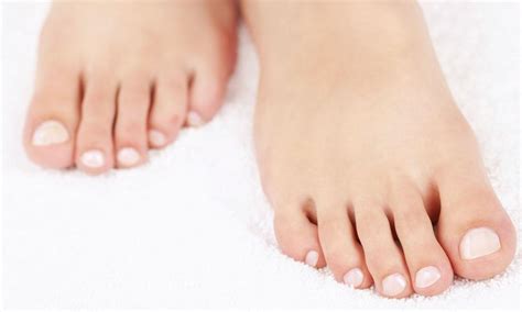 How should feet look naturally?