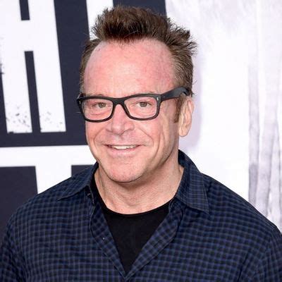 How tall is Tom Arnold?