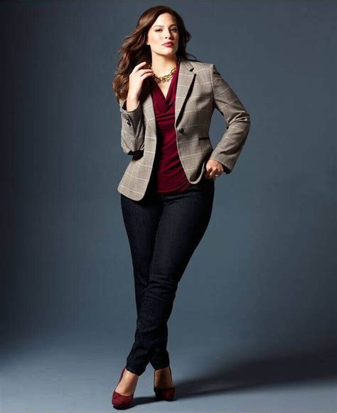 How to look professional as a plus size woman?
