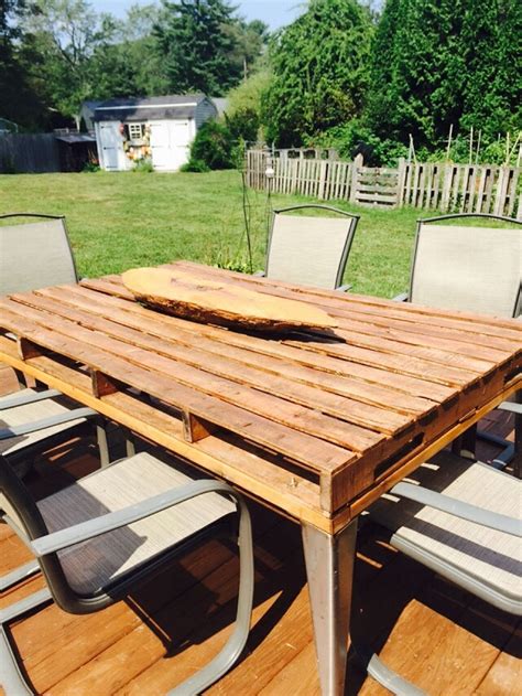 How to make a garden table out of pallets?