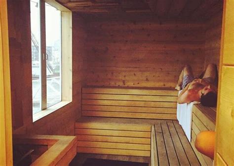 How warm should a sauna be?