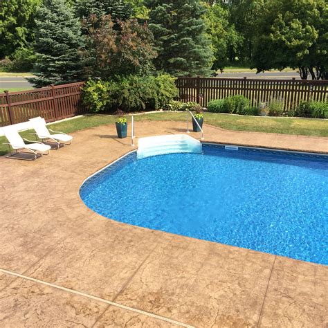 How wide should concrete deck be around pool?