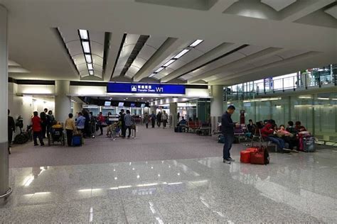 Is 1 hour enough for connecting flights in Hong Kong?