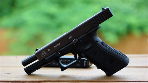 Is Glock 17 heavy?