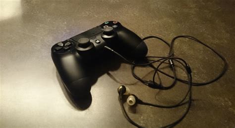 Is PS4 controller better plugged in?