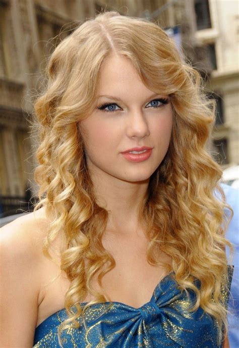 Is Taylor Swift's hair curly?