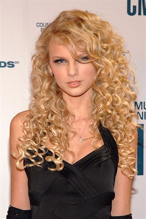 Is Taylor Swift's hair naturally curly?