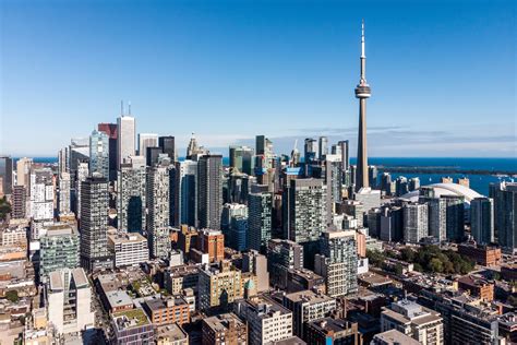 Is Toronto considered a big city?