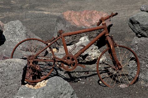 Is a bike rusting a chemical change?