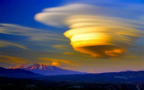 Is a lenticular cloud a tornado?