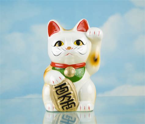 Is a lucky cat Chinese or Japanese?