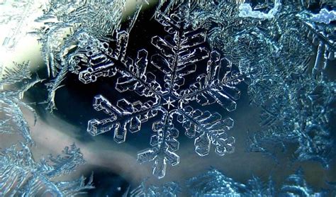 Is a snowflake a gas?