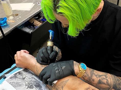 Is a tattoo artist rich?