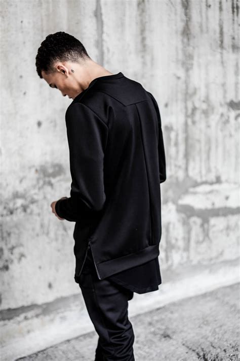 Is black clothing cooling?