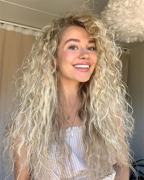 Is blonde curly hair rare?