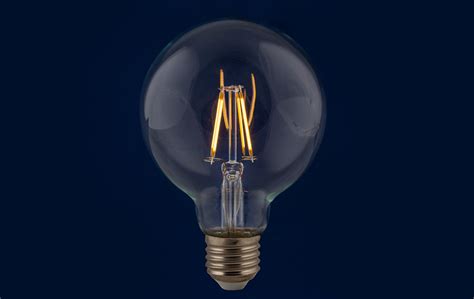 Is carbon used in lightbulbs?