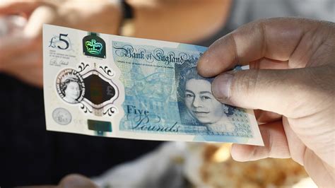 Is cash still used in London?