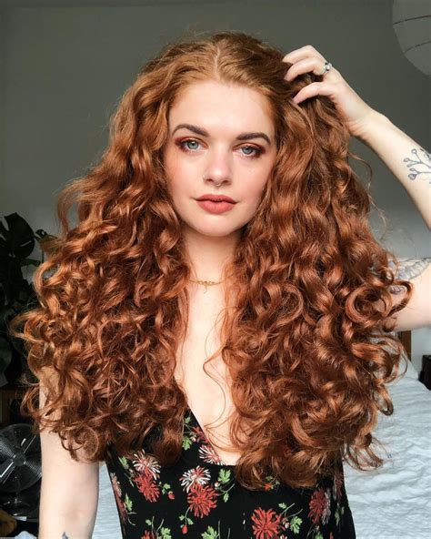 Is curly hair attractive on oval face?