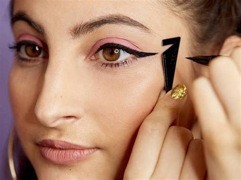 Is eyeliner feminine?