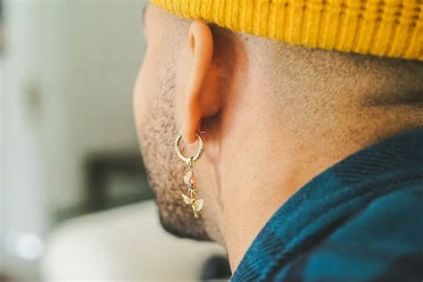 Is it OK for men to wear earrings in Japan?