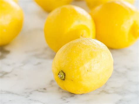 Is it OK to blend a whole lemon?