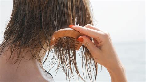 Is it OK to comb wet hair?