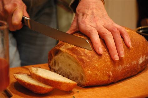 Is it OK to cut warm bread?
